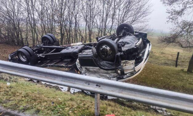 Brutális baleset az M5-ösön: árokba borította a kisteherautót a száguldó román BMW-s HELYSZÍNI FOTÓKKAL!