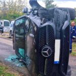 Oldalára borult a méregdrága Mercedes terepjáró, de előtte még összetört két másik autót, nem hiszed el, mi okozta a balesetet