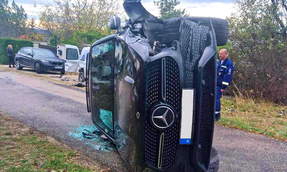 Oldalára borult a méregdrága Mercedes terepjáró, de előtte még összetört két másik autót, nem hiszed el, mi okozta a balesetet
