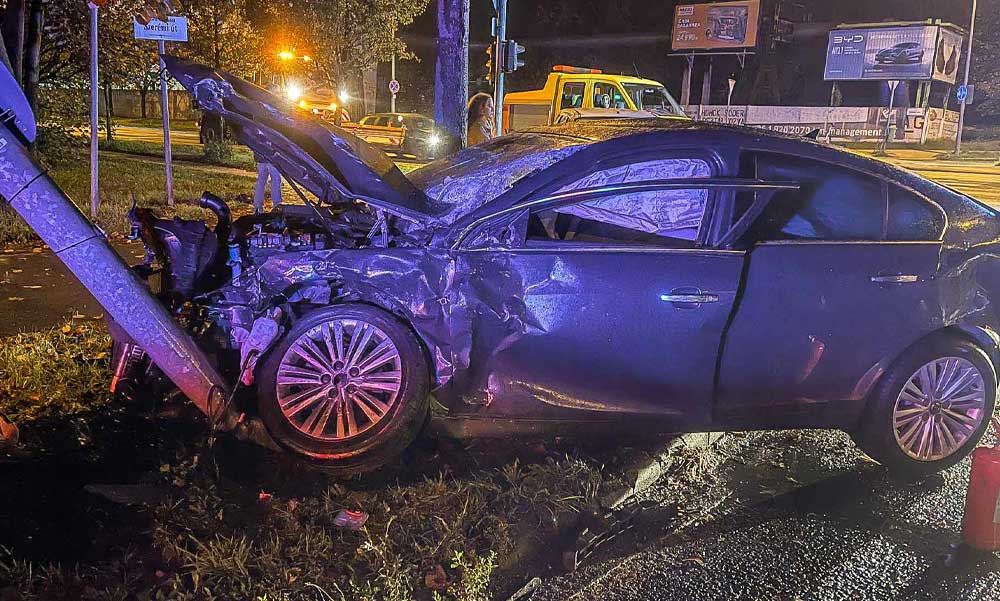 Ronggyá törte a száguldozó BMW terepjáró az Opelt, a vétkes sofőrnek csak a gáz taposásához volt bátorsága, a baleset után lelépett a helyszínről