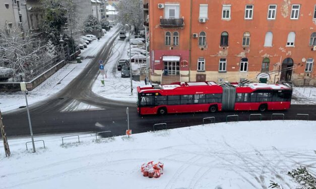 Megérkezett a havazás Budapestre: 17 buszjárat közlekedése módosult balesetek miatt, meghibásodott a biztosítóberendezés a Déli pályaudvaron