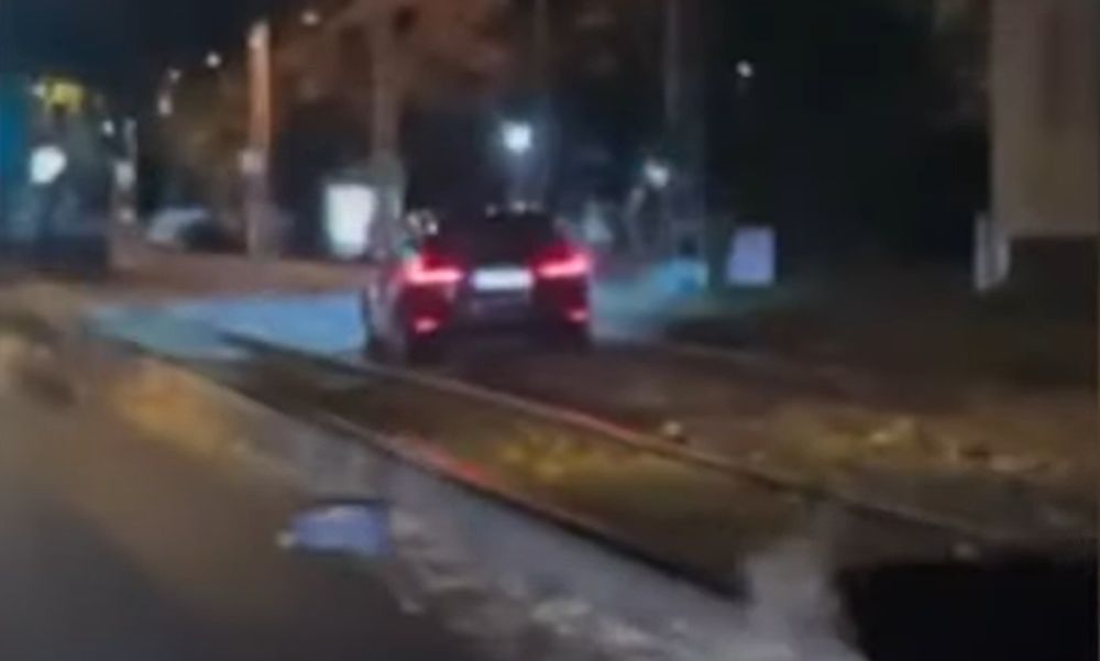 Több száz méteren át a villamossíneken közlekedett egy autós Budapesten – VIDEÓ
