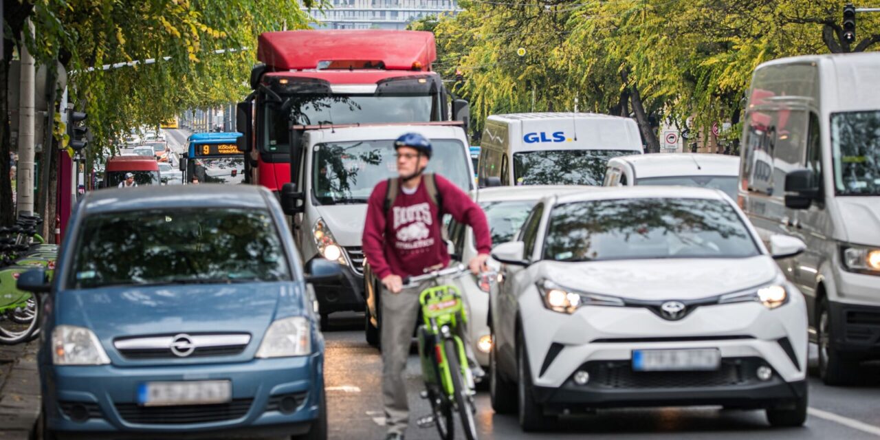 Nagy változások a Szent István körúton: jönnek az elkülönített biciklisávok, parkolósávoknak búcsút lehet mondani