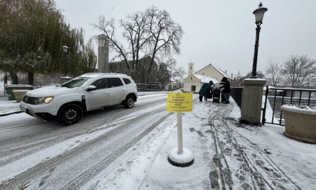 Vészhelyzet Szentendrén! Ónos eső váltja fel a havazást, nehéz időben észlelni a lefagyott útszakaszokat!