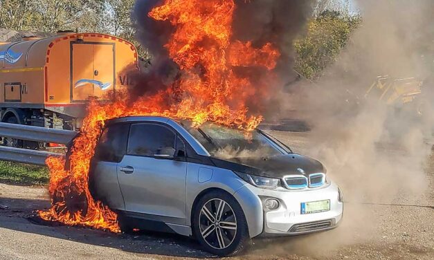 Rémálom, ha kigyullad egy elektromos autó, alig lehet megfékezni a lángokat – De mi a baj az elektromos autókkal?