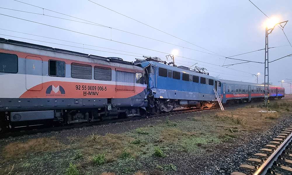 Összeütközött két vonat szerda hajnalban, a mozdonyvezetők és az utasok is megsérültek