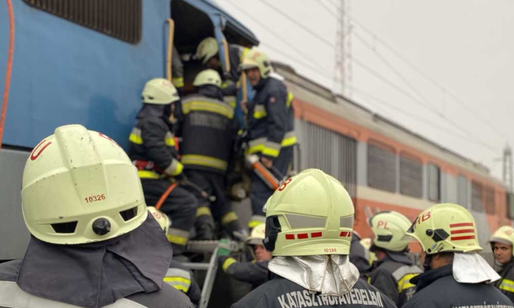Sápi vonatbaleset: órákig küzdöttek a tűzoltók, míg ki tudták szabadítani a súlyosan megsérült mozdonyvezetőt