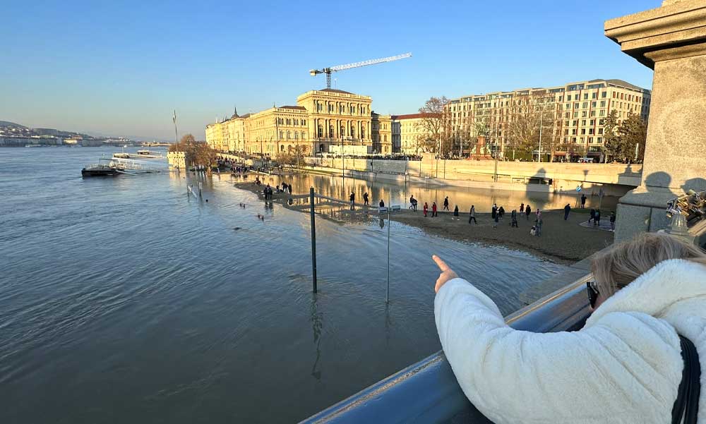 Hatalmas árhullám tart Budapest felé, Szentendrén már készülnek a magas vízállásra, tízszer akkora lesz a Duna, mint most