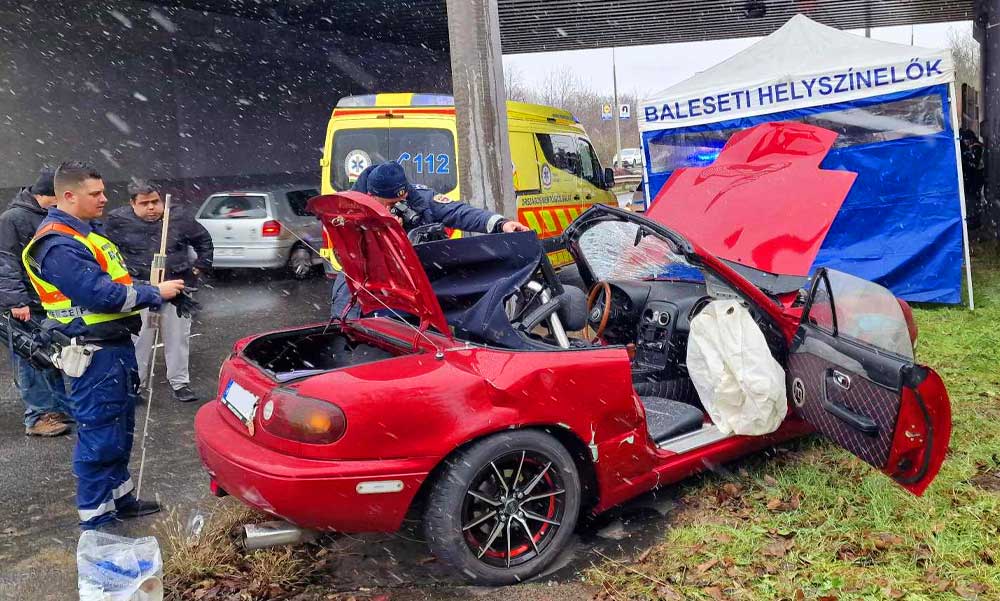 Tragikus baleset az Egér úton: a csúszós úton villanyoszlopnak csapódott a sportautó, esélye sem volt a sofőrnek – helyszíni fotók