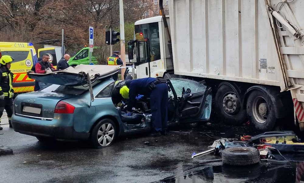 Brutális karambol – Bombaként csapódott a kukásautóba a 120 km/h-val rongyoló Audi, a két részeg utast válságos állapotban vitték kórházba