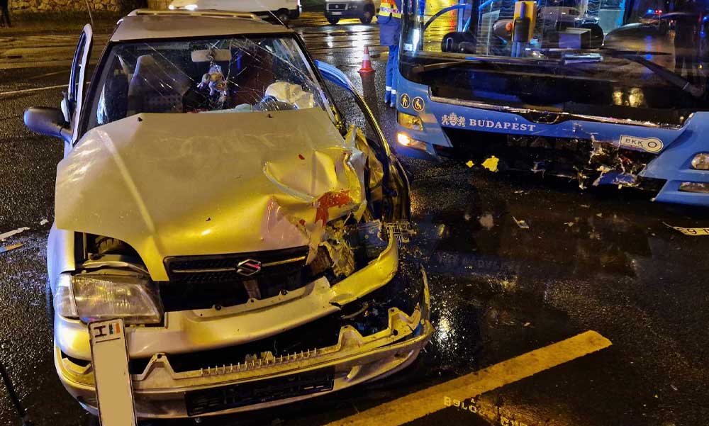 Brutális karambol: busszal ütközött a Suzuki, alig maradt valami az autóból