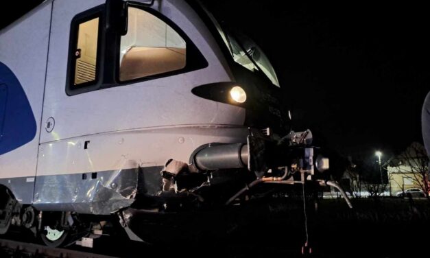 Vonattal ütközött egy autó Gyöngyösnél: a sofőr a helyszínen meghalt