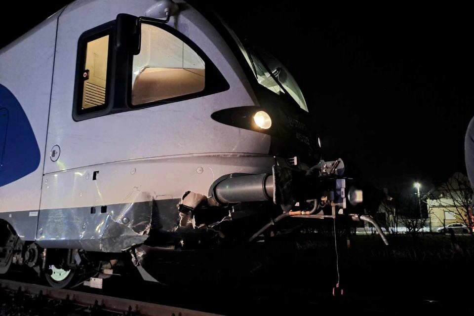 Vonattal ütközött egy autó Gyöngyösnél: a sofőr a helyszínen meghalt