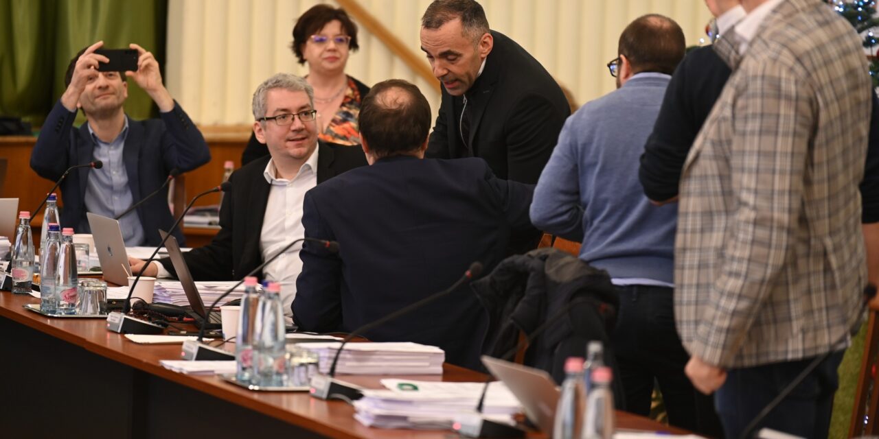 „Fideszes, ne lopál!” – balhé a józsefvárosi képviselő-testületi ülésen, tettlegességbe torkolt a fideszes és a momonetumos képviselők vitája