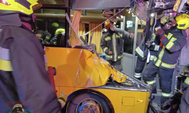 Súlyos baleset történt az 51-es főúton: egy Volánbusz, egy kamion és egy személyautó ütközött, több súlyos sérült van