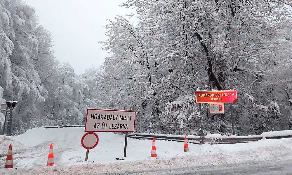 Közlekedési káosz vasárnap: a havazás miatt több utat lezártak a Pilisben, akadozik a vonatközlekedés, sztrájkolnak a buszsofőrök