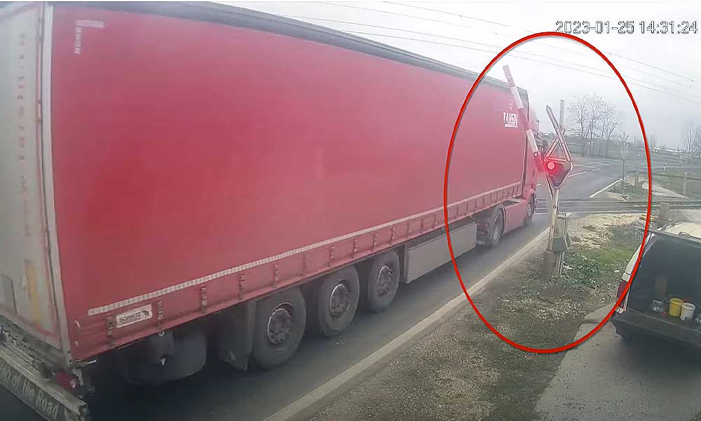 Felelőtlen kamionos: a lezáródó sorompó ellenére hajtott a sínekre – videó a cikkben