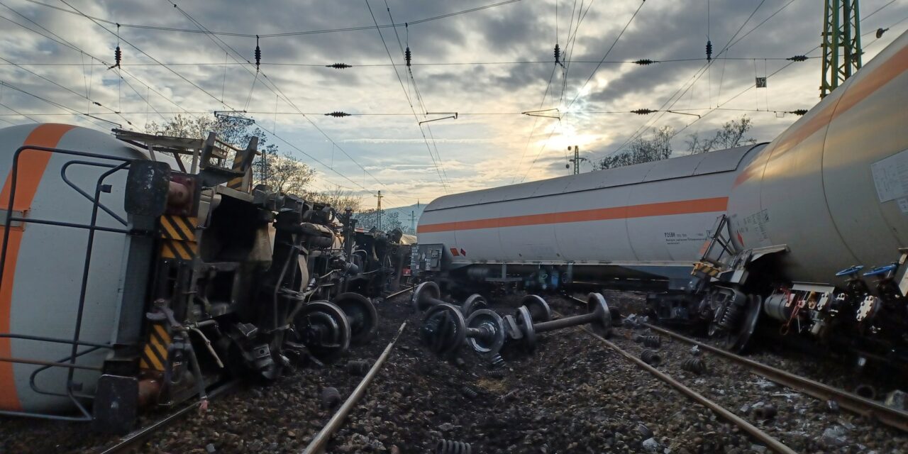 Több napra is leállhat a vasúti közlekedés Nagymarosnál, miután kisiklott egy tehervonat