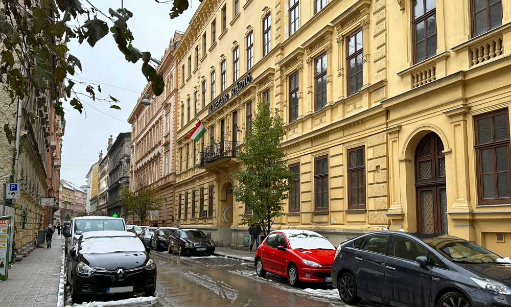 “Nem számít a pénz és több ezer ember életének biztonsága” – kiakadt a 8. kerület polgármestere a Magyar Rádió volt székházának bontása miatt