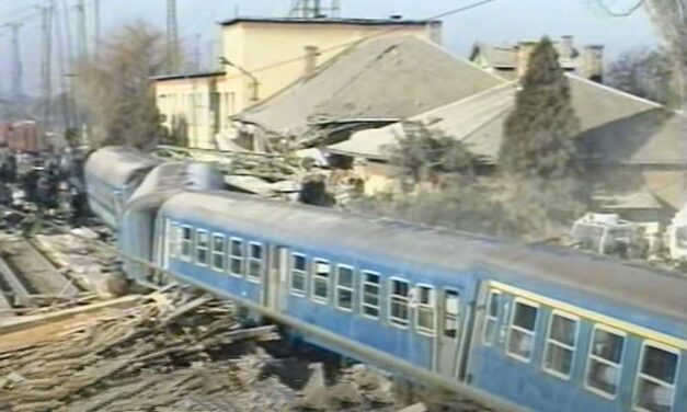 „Az állomás egyik zárt termébe vitték az elhunytakat” – 29 évvel ezelőtt történt a vasúti tragédia Szajolnál, 31-en haltak meg