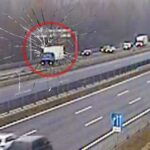 Egymás után zúzta le a táblákat a teherautó az M0-án, videó készült a sofőr ámokfutásáról