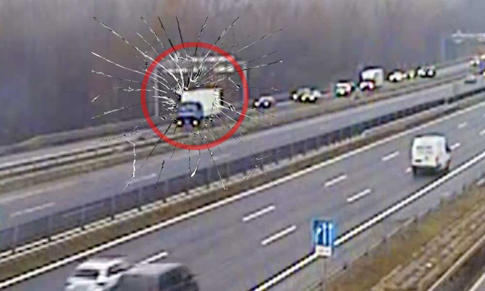 Egymás után zúzta le a táblákat a teherautó az M0-án, videó készült a sofőr ámokfutásáról