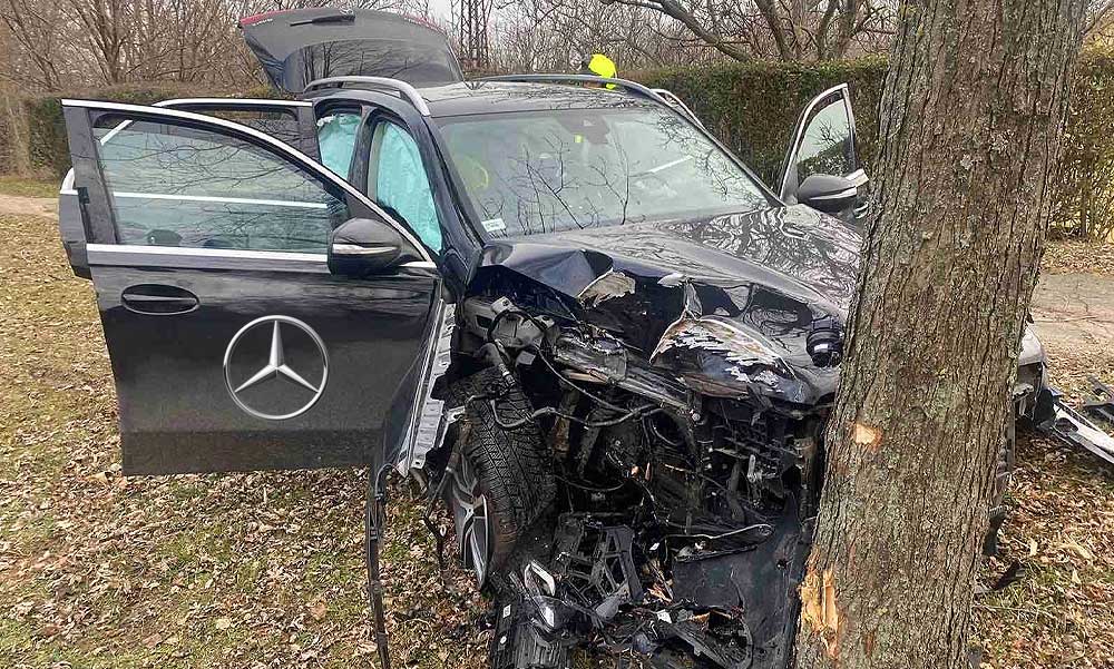 Brutálisan összetört a Mercedes luxusterepjáró, oda a 40 milliós verda