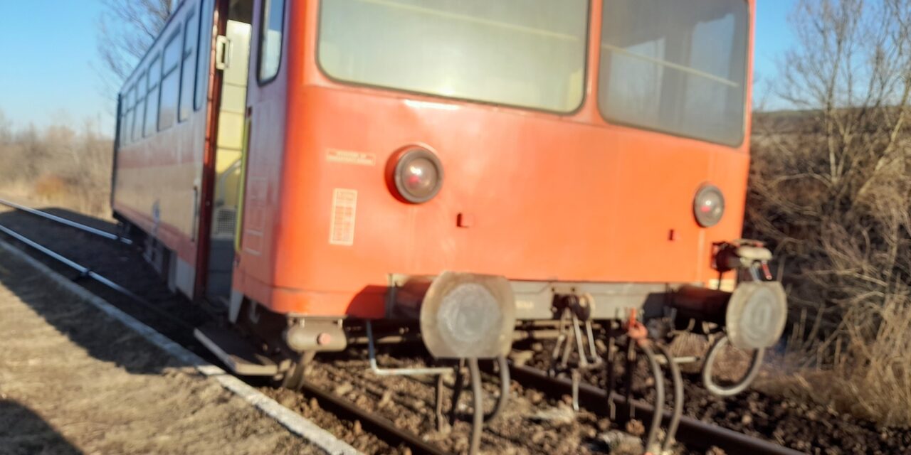 Vasárnapi káosz a MÁV-nál: kisiklott egy vonat Fehércsurgónál, elromlott a biztosítórendszer Almásfüzitőnél