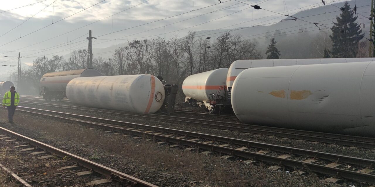 Kisiklott vonat: legkorábban január 2-án indulhat újra egy vágányon a vasúti közlekedés Vác és Szob között
