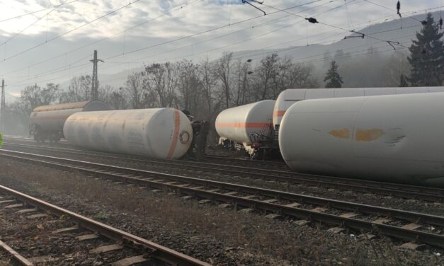 Kisiklott vonat: legkorábban január 2-án indulhat újra egy vágányon a vasúti közlekedés Vác és Szob között