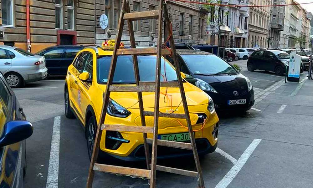 Eljárás indul a taxis ellen, aki sufnituning elektromos autó töltőt és ingyenes parkolóhelyet épített ki magának 
