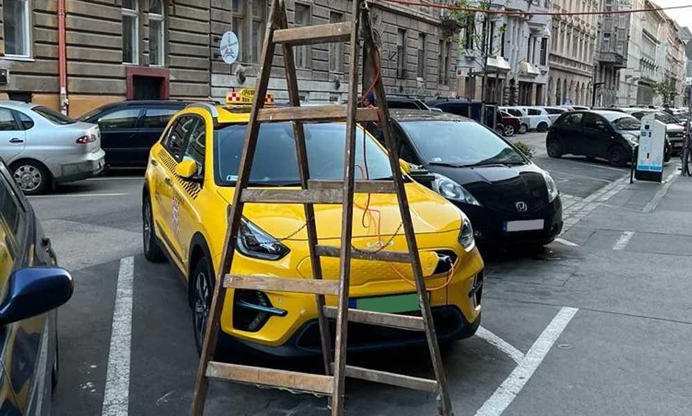 Sufnituning elektromos autó töltőt épített magának egy taxis a 7. kerületben, zöld csíkokkal még ingyen parkolóhelyet is csinált magának