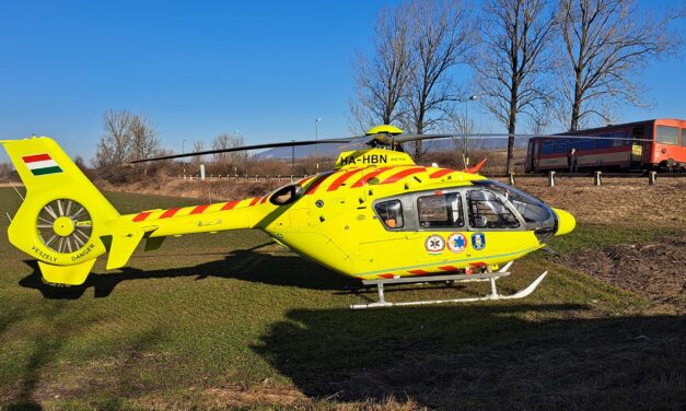 Kisiklott vonat Fehérvárcsurgónál: mentőhelikopter vitte kórházba a sofőrt, aki a tilos jelzés ellenére hajtott a sínekre