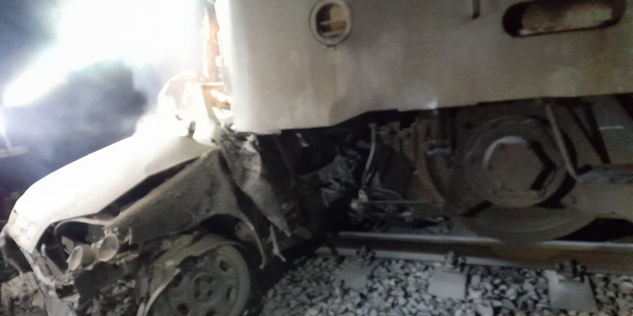 Súlyos baleset: vonattal ütközött egy autó a vasúti átjáróban, az utasokat pótlóbuszok szállítják