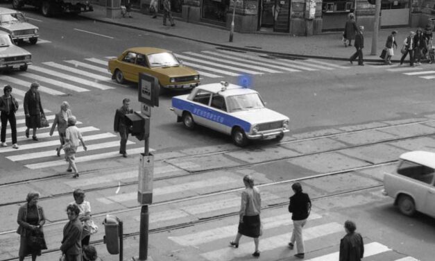 “Ide a pénzt, ez egy rablás!” – Hatalmas felfordulás lett Budapest első nagy postarablásából, lövöldözés a Nagykörúton és száguldozó rendőrautók mindenfelé