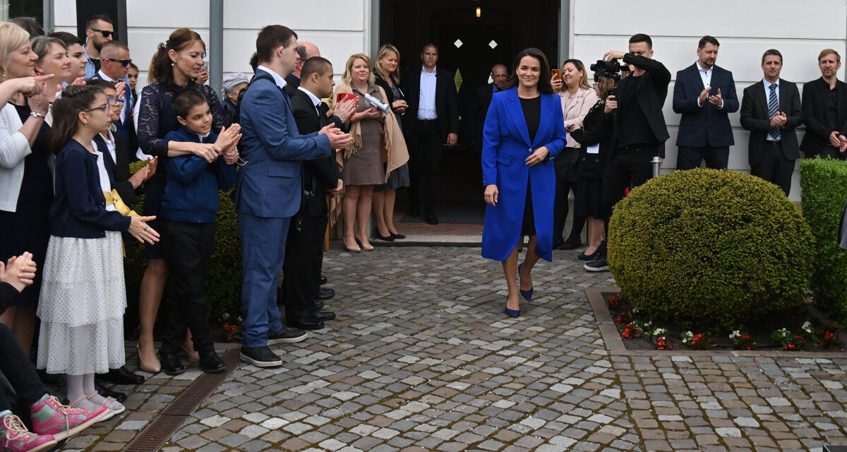 „Búcsúzom” – elnöksége legszebb pillanataival köszönt el a Sándor-palotától a kegyelmi ügybe belebukó Novák Katalin