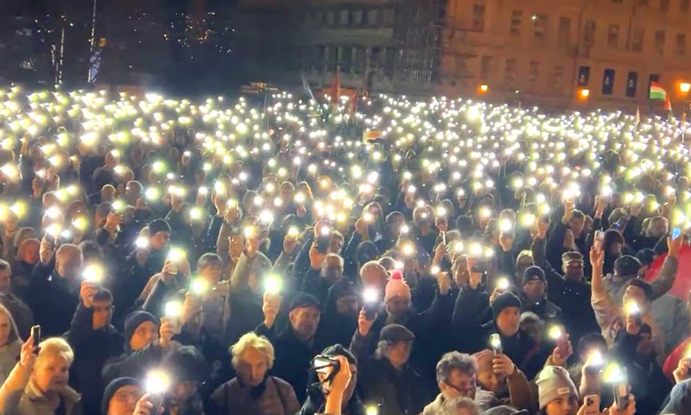 Novák Katalin köztársasági elnök lemondását követelték, rengeteg tüntető volt a Várban