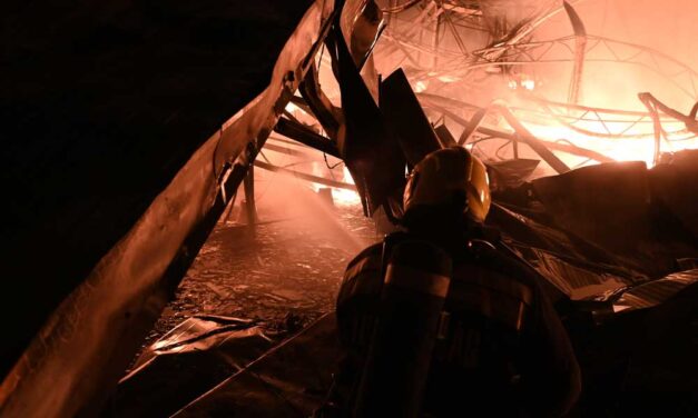 „Folyamatban az oltás, de borzasztó!” – porig égett az Oázis Kertészet Soroksáron: videó a szörnyű tűzről