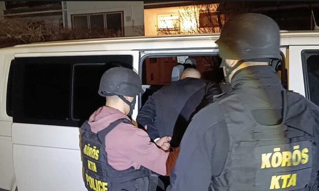 Autója ablakán szórta ki a  fehér port a drogkereskedő, miközben üldözték a rendőrök: 3 helyen lecsaptak a zsaruk a dílerekre