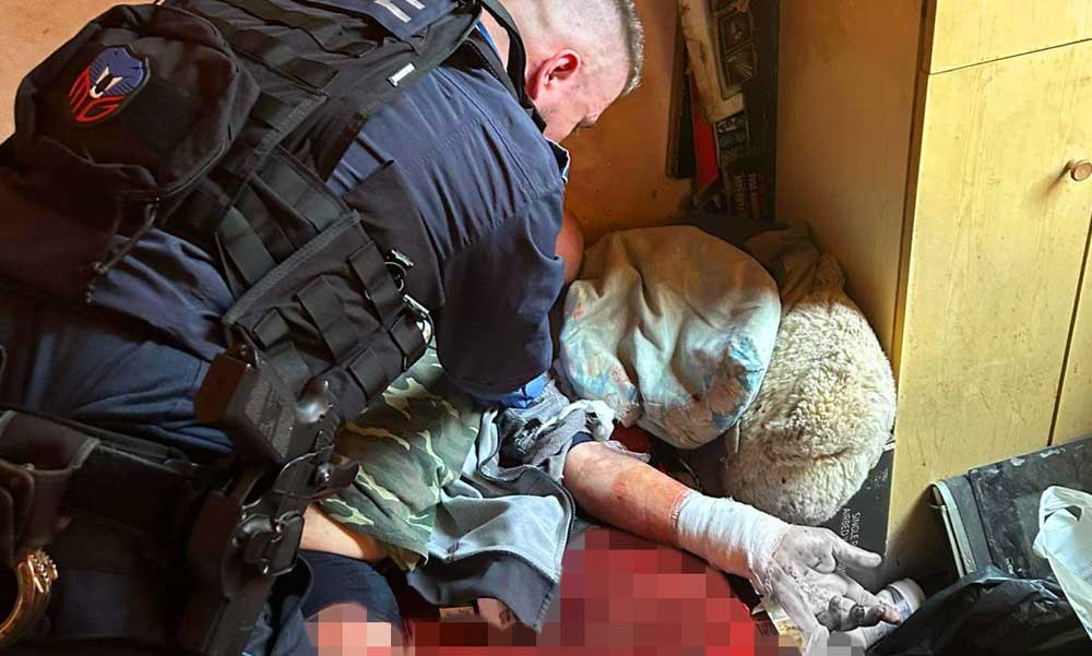 Dráma Kispesten – Vértócsa közepén, félholtan találtak rá a rendőrök a férfira a saját lakásában
