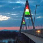 Látványos díszkivilágítást kap a Megyeri híd, március 15-e alkalmából nemzeti színekbe öltözik az M0-s dunai átkelője