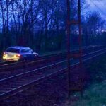 Elakadt egy BMW a sződligeti vasúti átjáróban, az akadály miatt késnek a vonatok