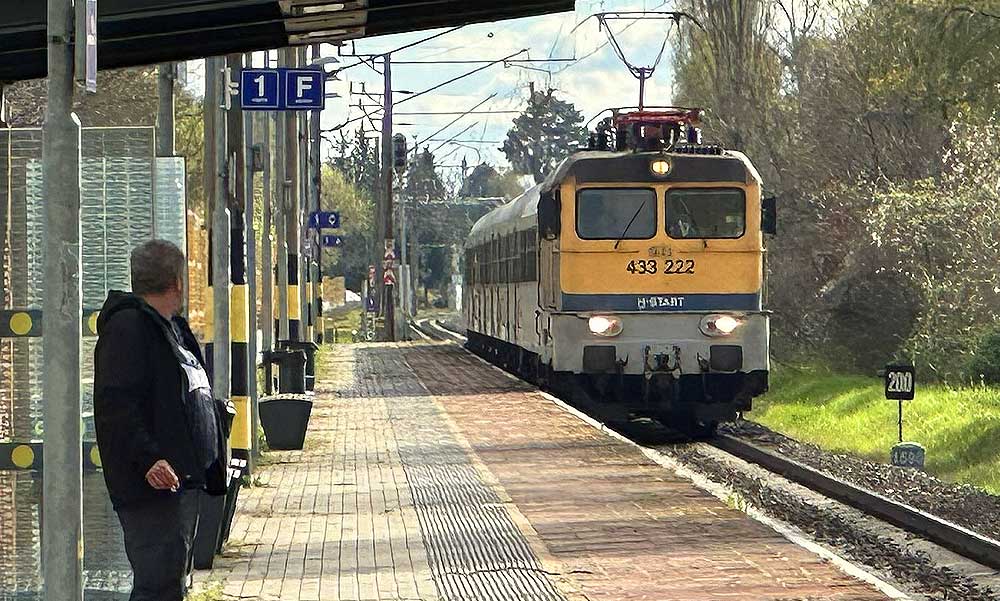 Tragédia Pilisen: levágta az állomásra beguruló vonat egy férfi lábát