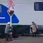A felelőtlen monori öregasszony mellett centikre zúzott el a gyorsvonat, a piros jelzés ellenére ment át a síneken – VIDEÓ
