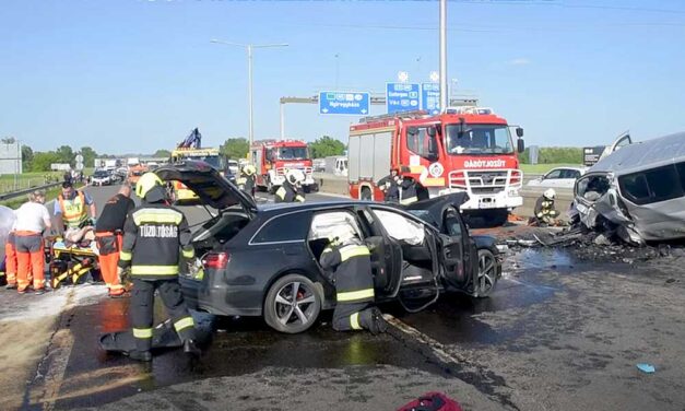 Szörnyű baleset az M3-as bevezetőjén, frontálisan ütközött egy Audi és egy kisbusz – FOTÓK