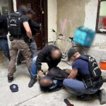 Fejvadász kommandósok teperték le a drogkereskedőt, a 7. kerületi bérház lakói döbbenten figyelték az akciót