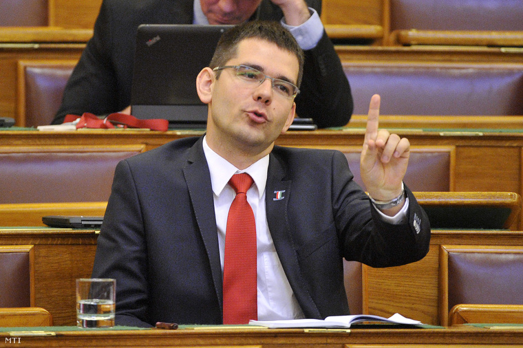 Novák Előd betiltaná a Coca-Colát a parlamentben az LMBTQ-lobbi miatt, állítólag a javaslattal Kövér László is egyetért