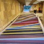 Ledőlt Óbudán, az aluljáróban felállított színes installáció:  egy embert kórházba kellett szállítani