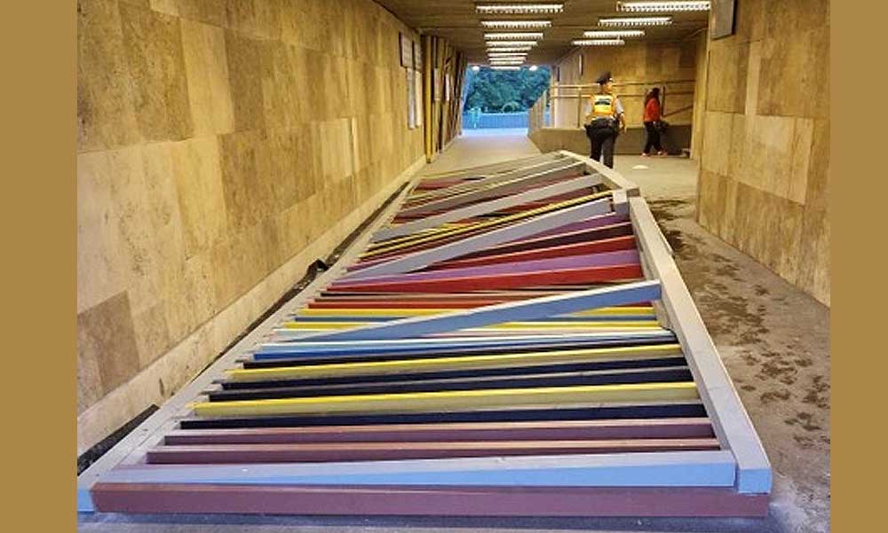 Ledőlt Óbudán, az aluljáróban felállított színes installáció: egy embert kórházba kellett szállítani