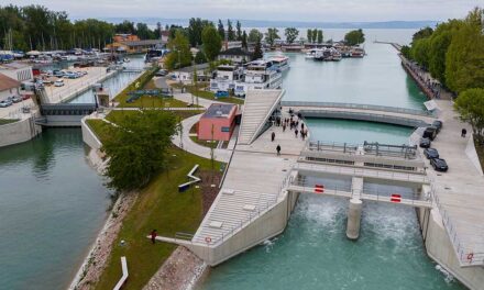 Új látványosság a Balatonnál – Átadták és gyorsan el is zárták a Sió-zsilipet Siófoknál, annyi a víz a tóban, hogy most már jöhet a nyár